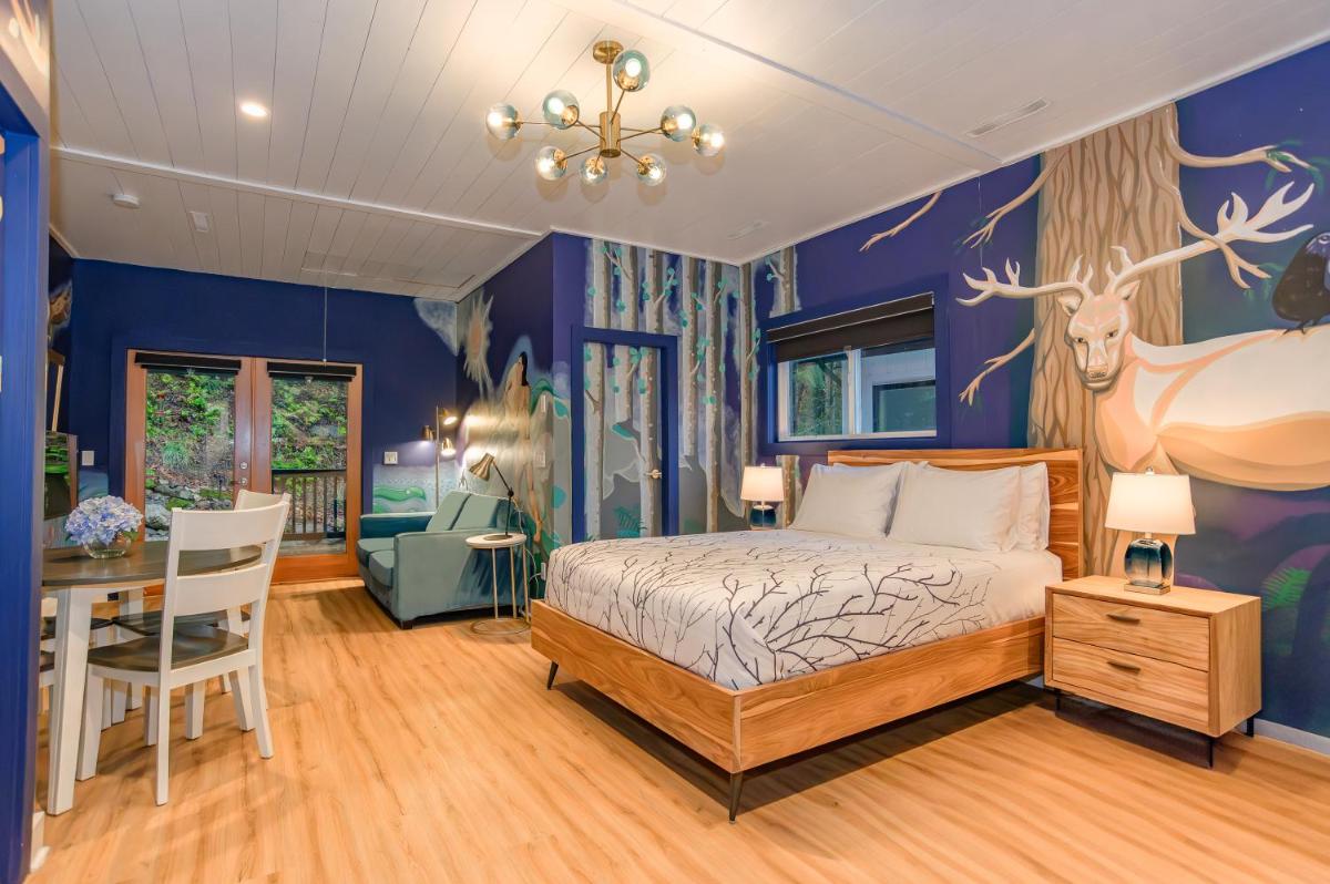 Sungate on Salt Spring - Luxurious Suite with Cedar Hot Tub & View - Housity