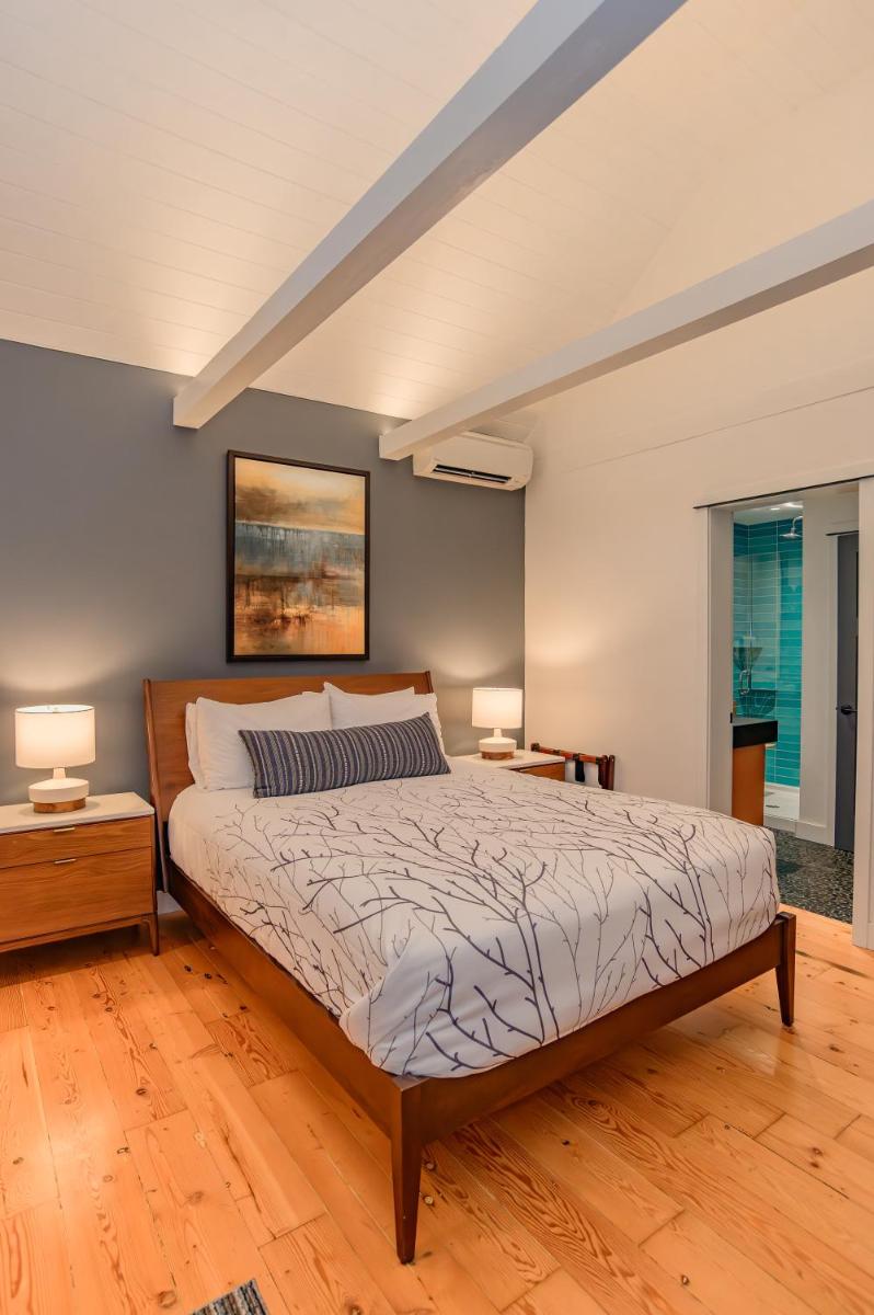 Sungate on Salt Spring - Luxurious Suite with Cedar Hot Tub & View - Housity
