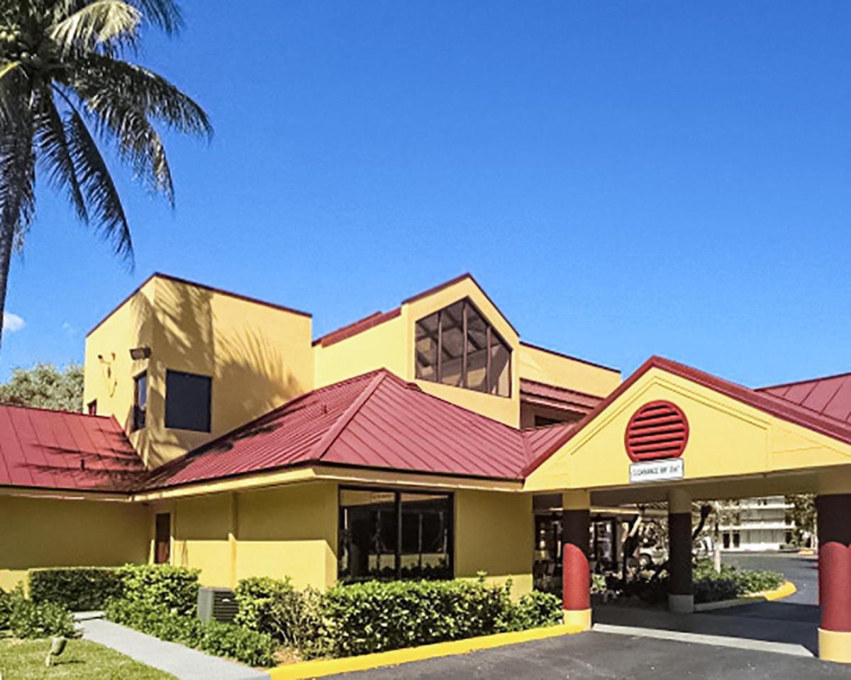 The Link Hotel on Sunrise - Housity