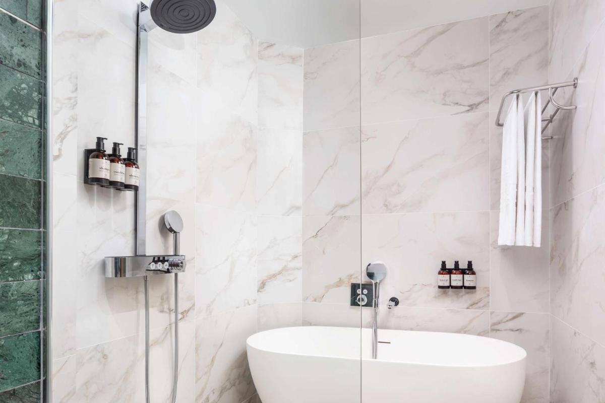 Un baño de NH Collection Madrid Paseo del Prado