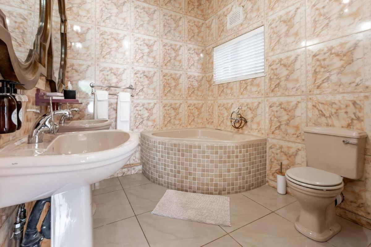 Oliver's Bed and Breakfast - Housity