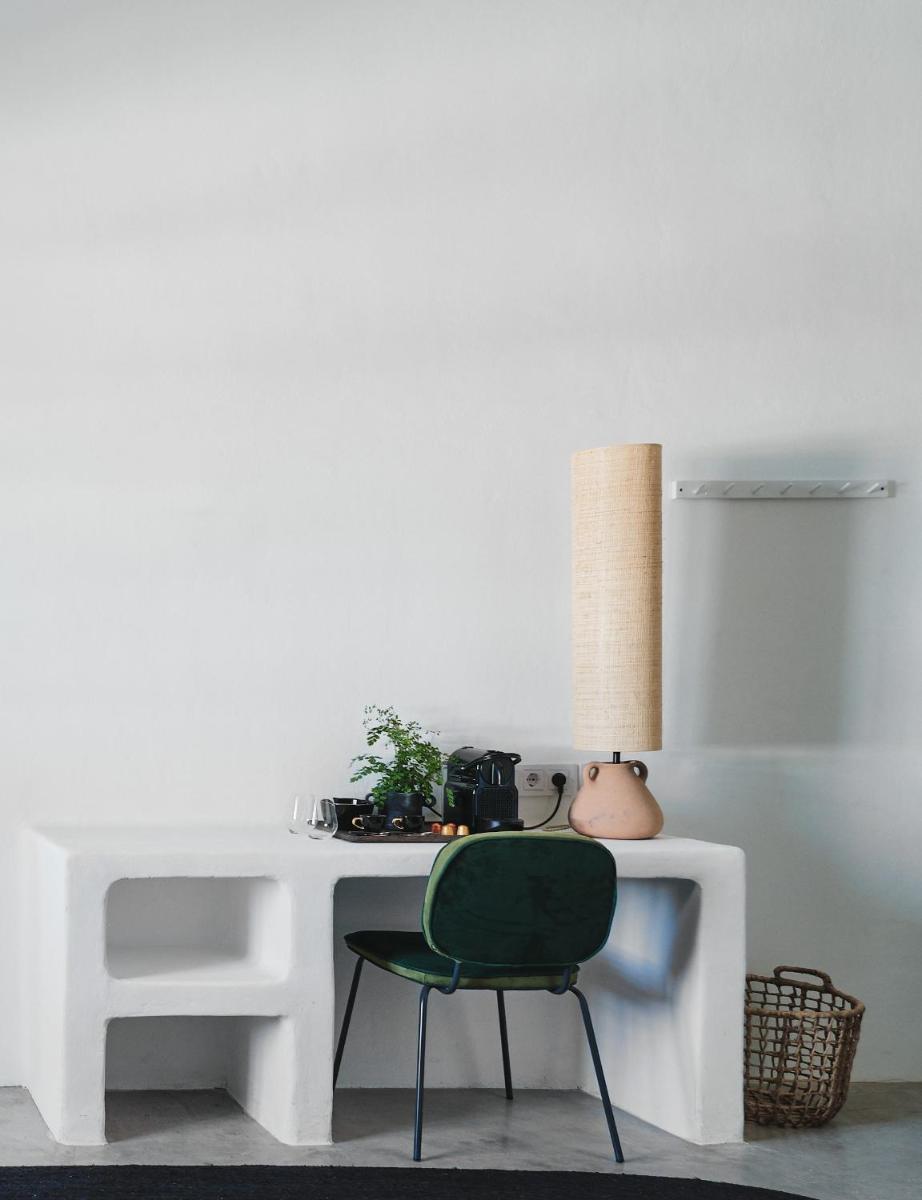 un escritorio blanco con una silla verde y una lámpara en César Lanzarote Luxury Boutique Hotel - Adults Only, en La Asomada