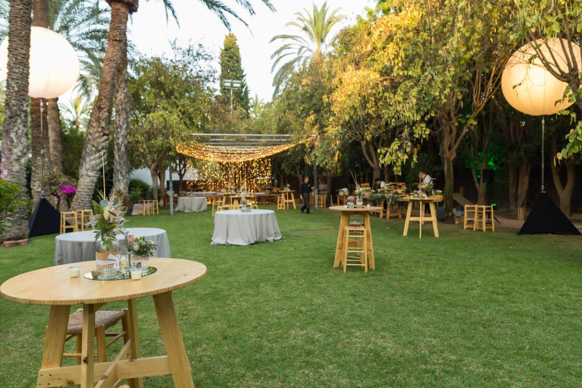 Jardín al aire libre en Hotel Huerto del Cura