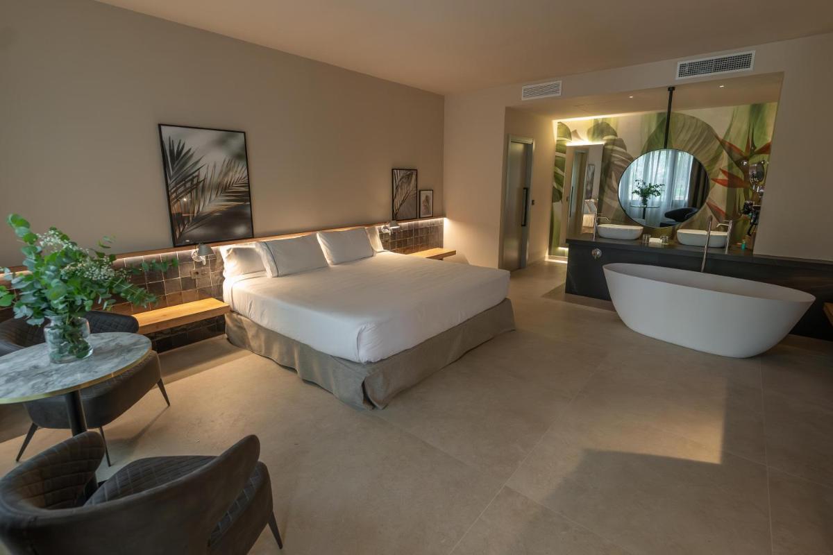 Cama o camas de una habitación en Hotel Huerto del Cura