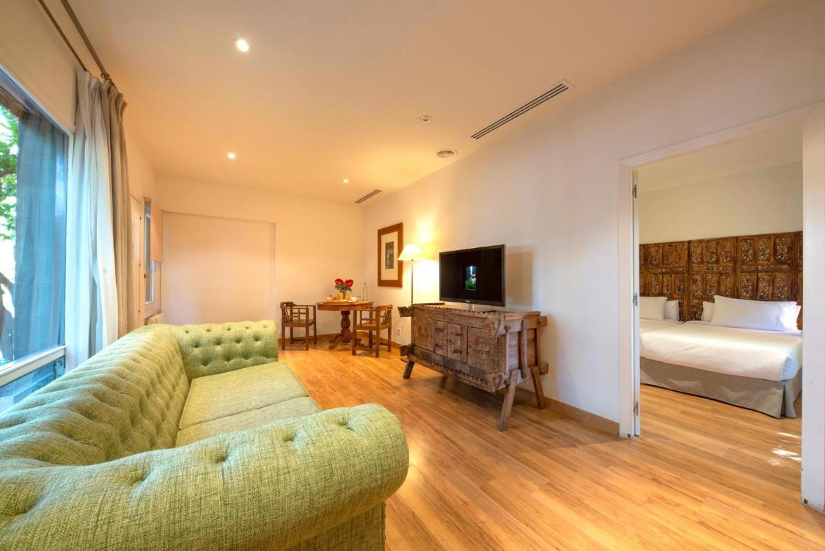 Una televisión o centro de entretenimiento en Hotel Huerto del Cura