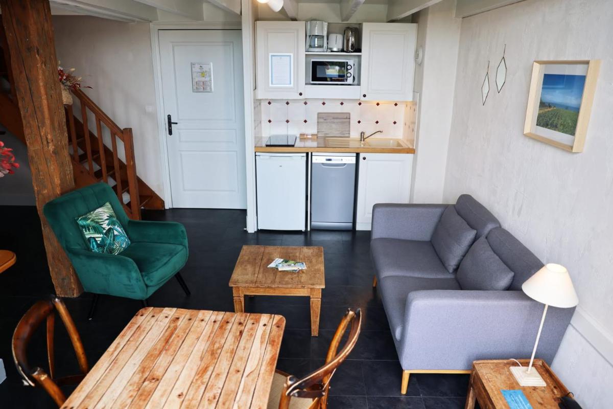 Cuisine ou kitchenette dans l'établissement Eco-Domaine La Fontaine - RESIDENCE-SPA - Plage de la Fontaine aux Bretons