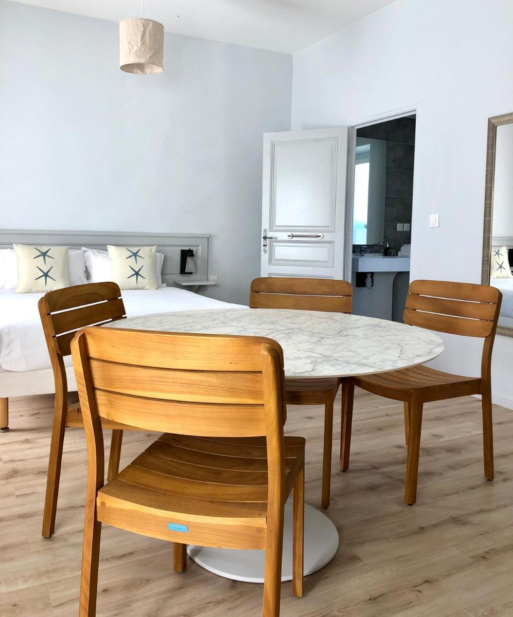 Cuisine ou kitchenette dans l'établissement Eco-Domaine La Fontaine - RESIDENCE-SPA - Plage de la Fontaine aux Bretons