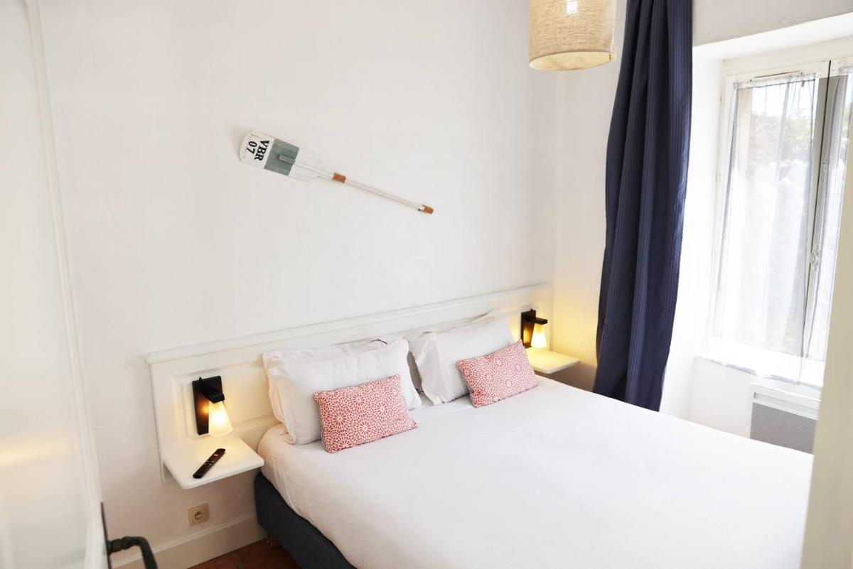 Un ou plusieurs lits dans un hébergement de l'établissement Eco-Domaine La Fontaine - RESIDENCE-SPA - Plage de la Fontaine aux Bretons