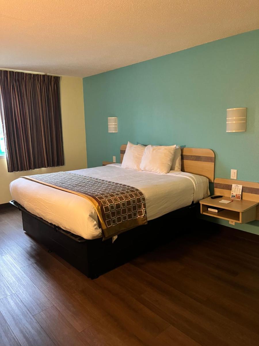 Howard Johnson by Wyndham Clarksville Tennessee - Housity