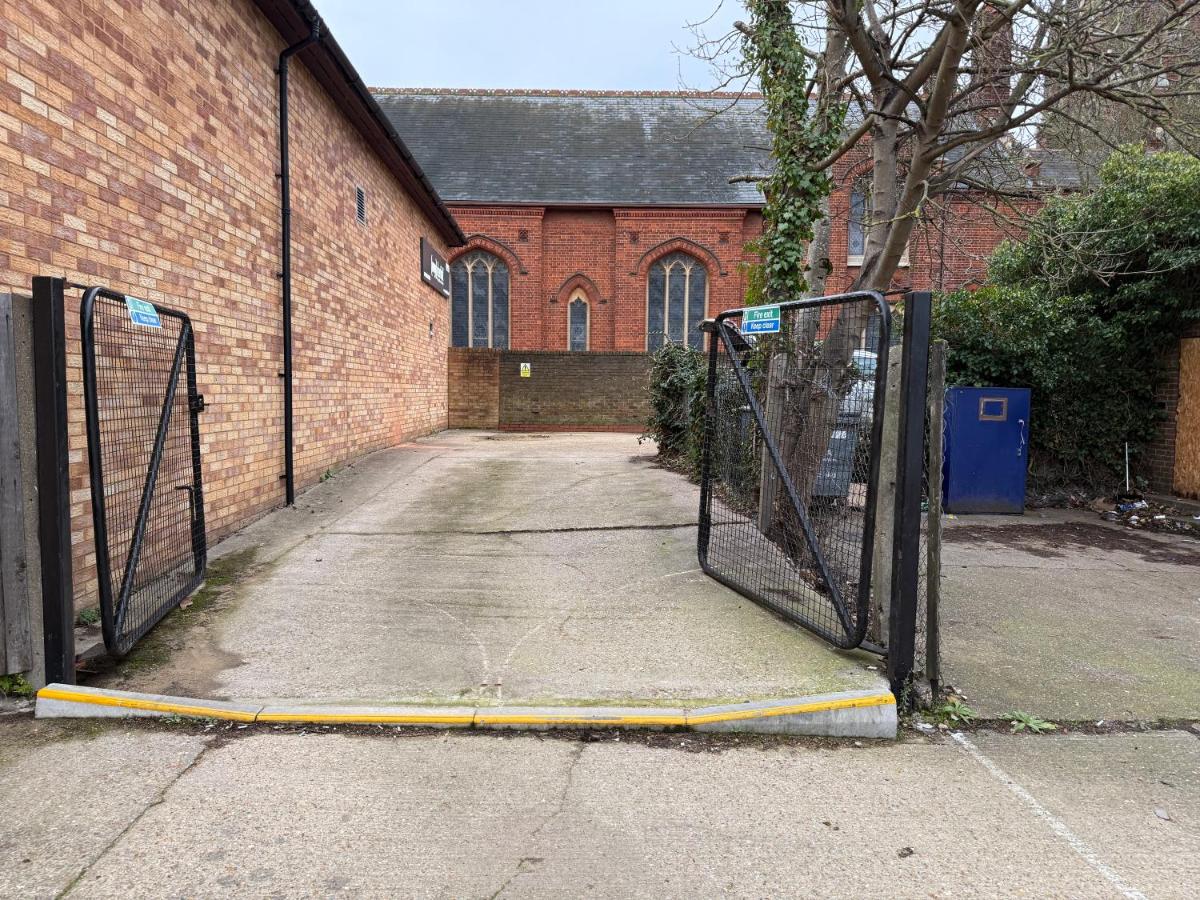 Spacious Modern 1 Bed Apartments in St Neots - Perfect for Contractors & Professionals - Free Parking - WiFi - Fully Equipped Kitchen - Smart TV Ideal for Work Stays and Long Projects - Housity