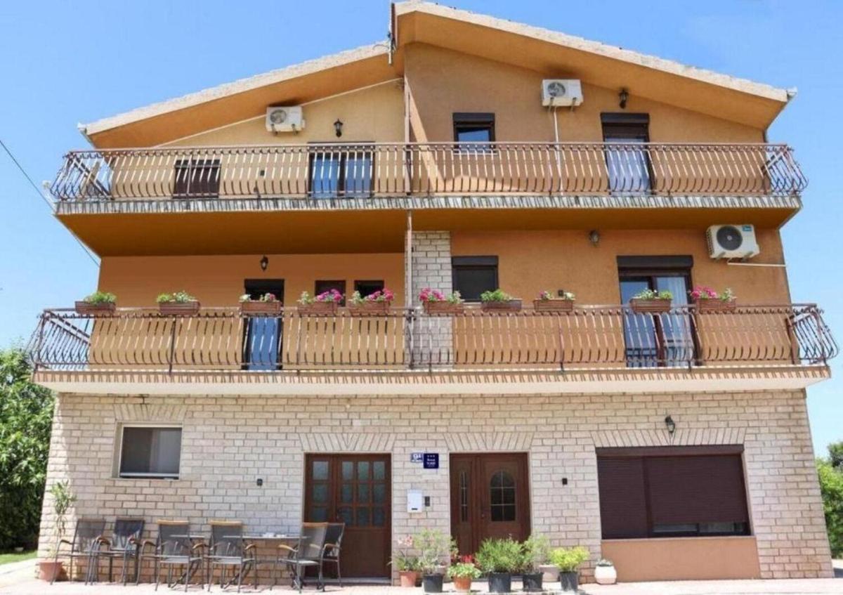 Rooms Marija - rooms with pool - Housity