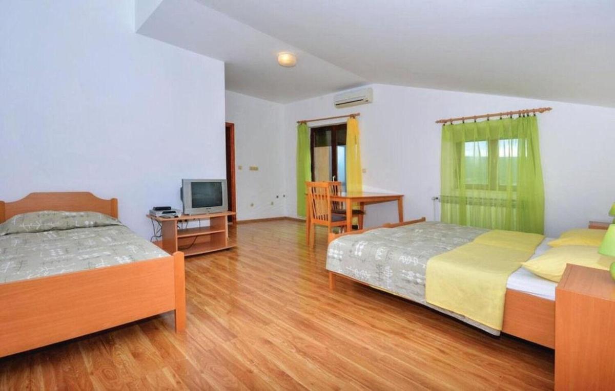 Rooms Marija - rooms with pool - Housity