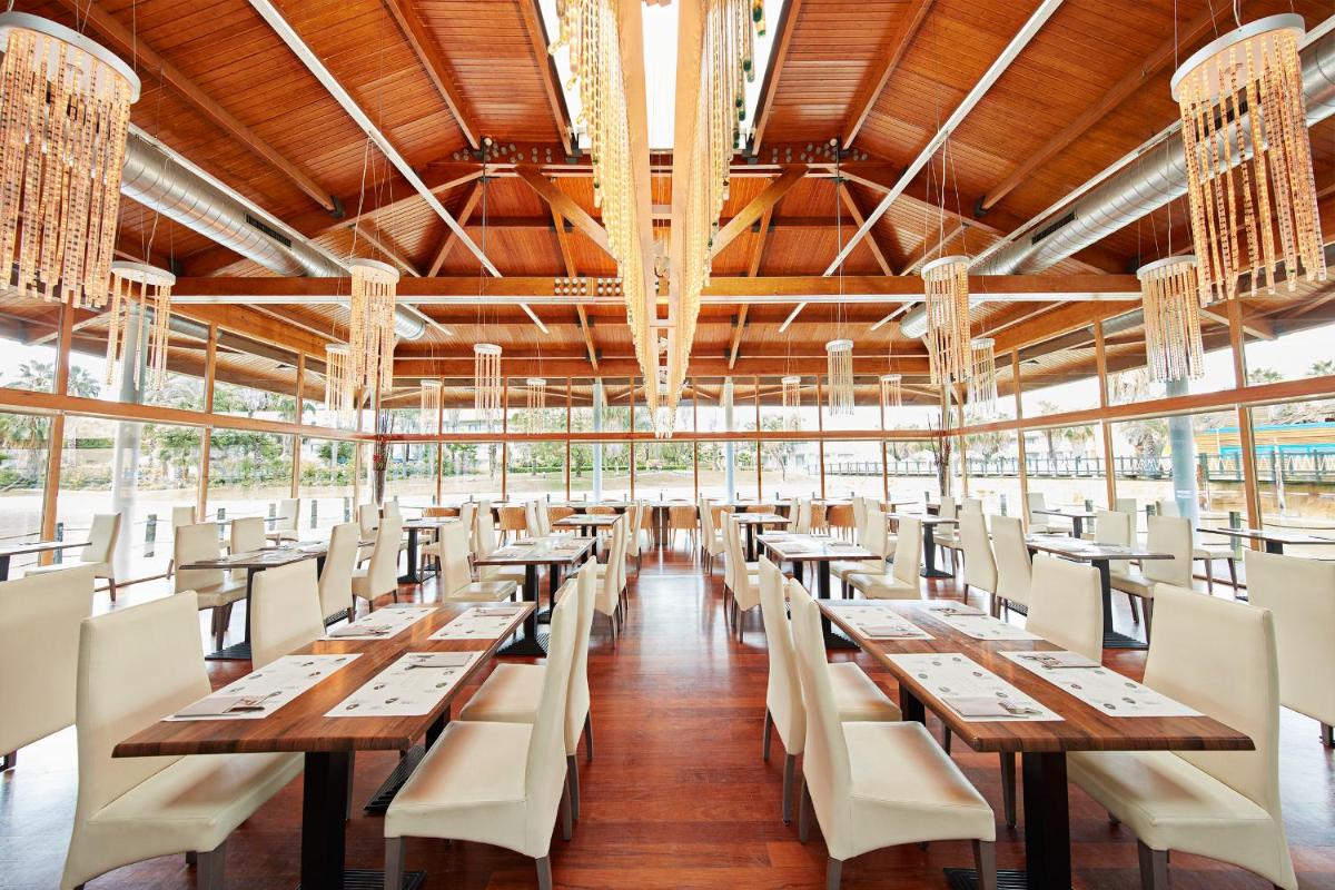 Un restaurante o sitio para comer en PortAventura Hotel Caribe - Includes unlimited access to PortAventura Park & 1 access to Ferrari Land