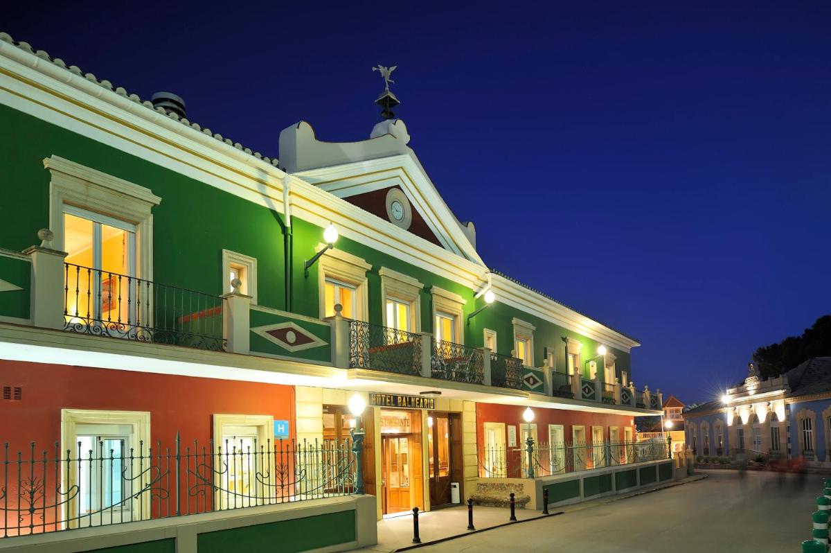 un grupo de edificios por la noche con luces en Balneario de Leana, en Fortuna