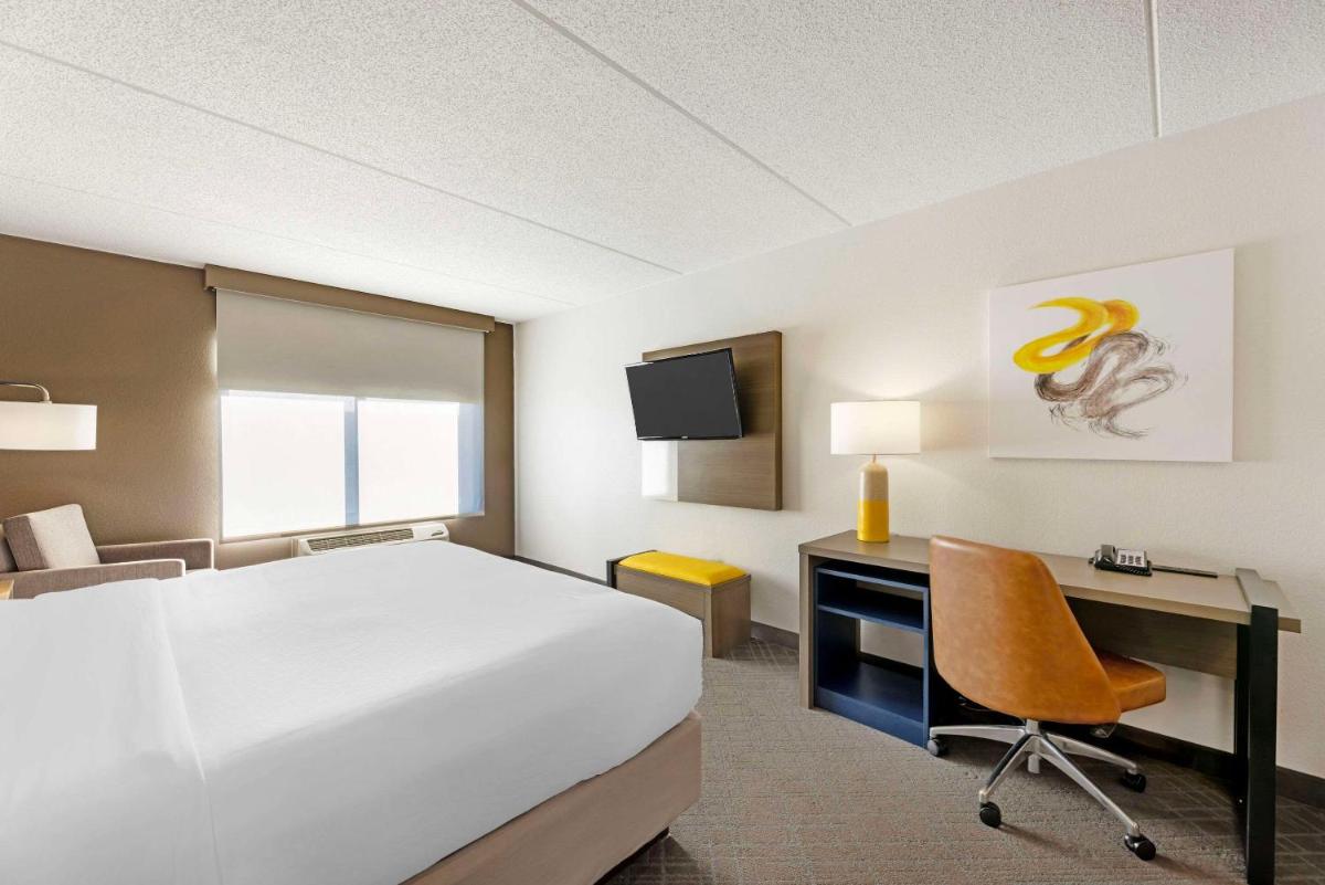 Comfort Inn & Suites Arlington Heights - Schaumburg - Housity