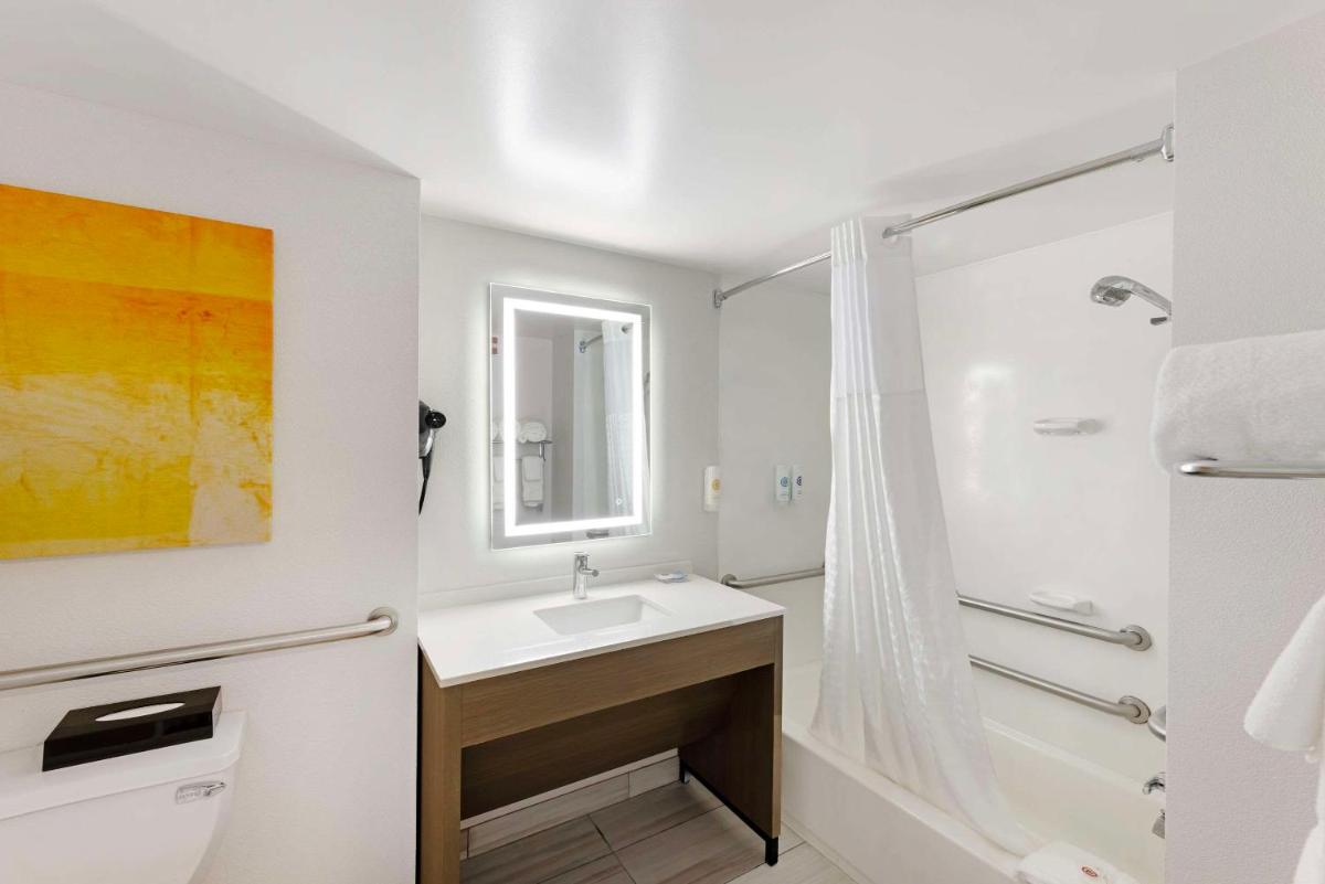 Comfort Inn & Suites Arlington Heights - Schaumburg - Housity