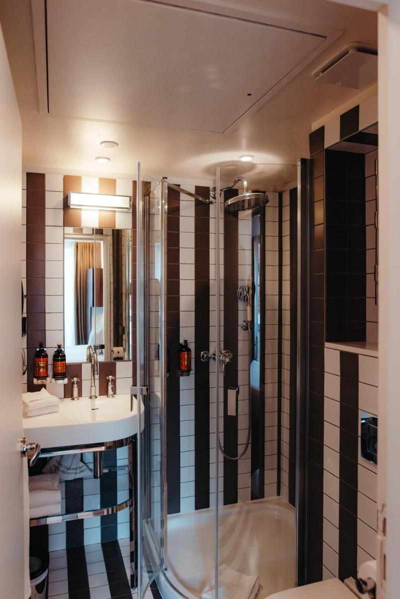 une salle de bain avec douche et lavabo dans l'établissement Hotel Eiffel Blomet, à Paris