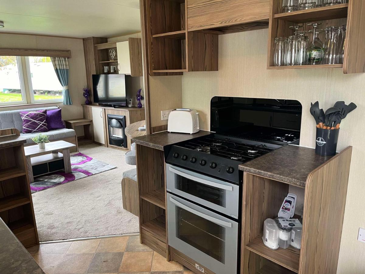 275 - Butlins Skegness, pet friendly and WiFi - Meadow Lakes Caravan & Lodge Hire - Housity