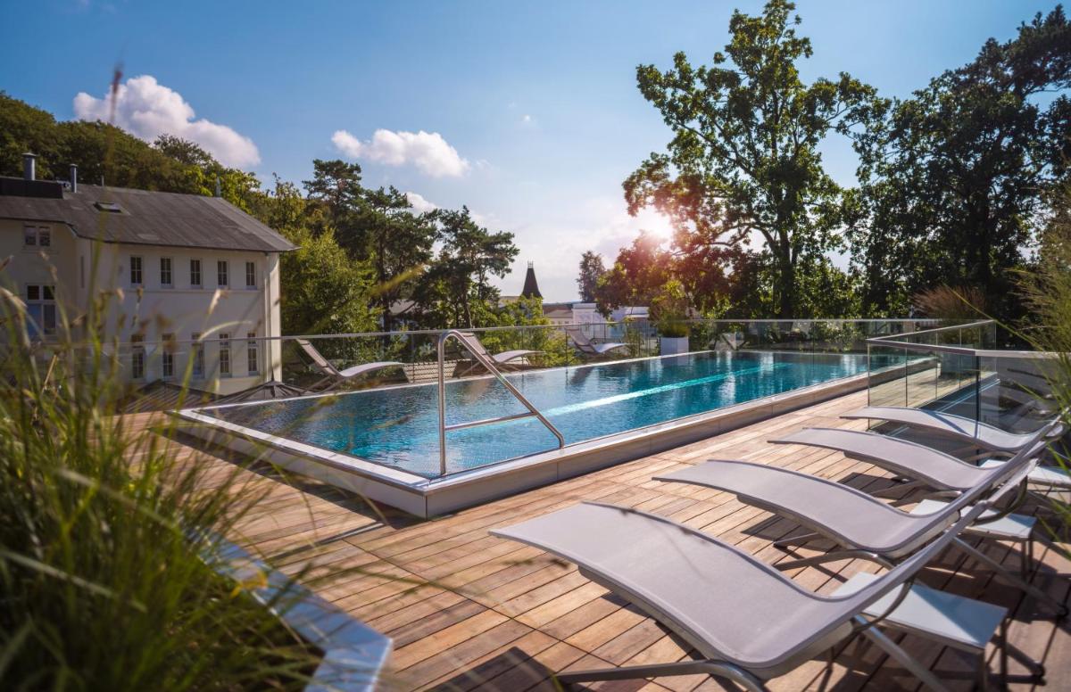 Der Swimmingpool an oder in der Nähe von ROEWERS Privathotel & Spa