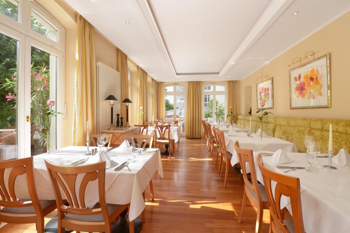 Ein Restaurant oder anderes Speiselokal in der Unterkunft ROEWERS Privathotel & Spa