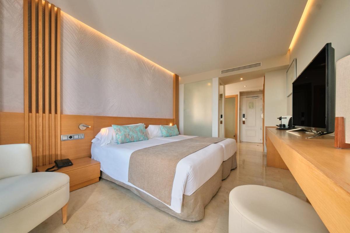 Una televisión o centro de entretenimiento en Hotel Son Caliu Spa Oasis