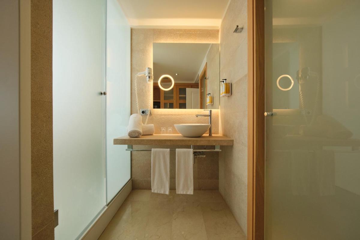 Un baño de Hotel Son Caliu Spa Oasis