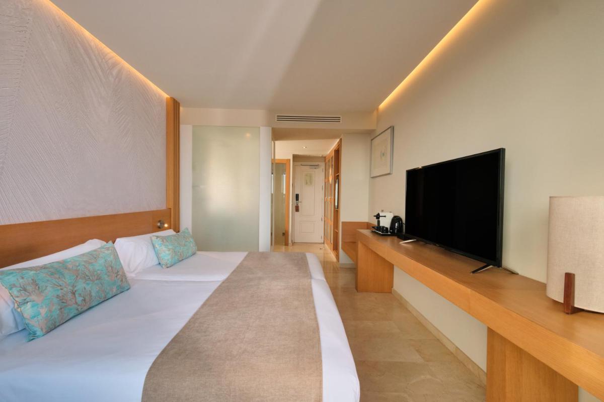 Una televisión o centro de entretenimiento en Hotel Son Caliu Spa Oasis