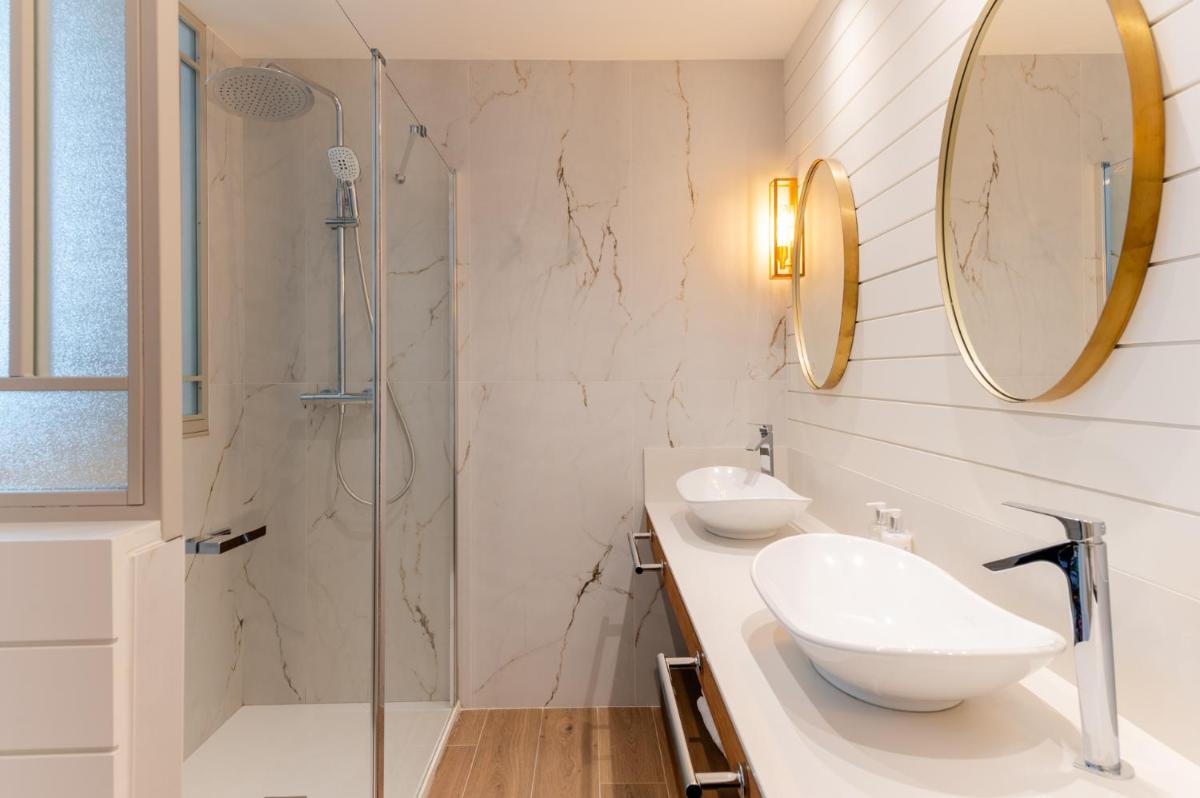 Un baño de Hiru Uhinak