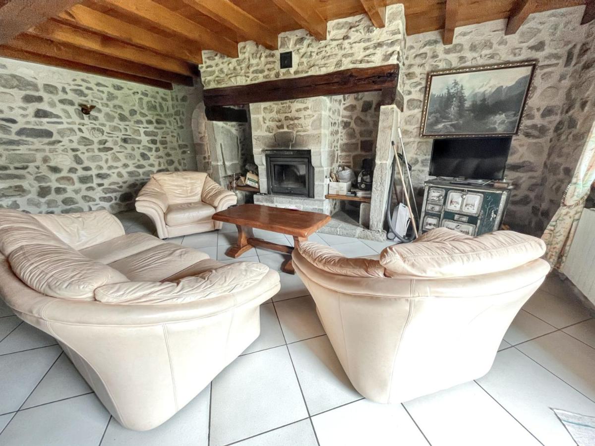 Maison cosy a Lanobre + Jardin - Housity