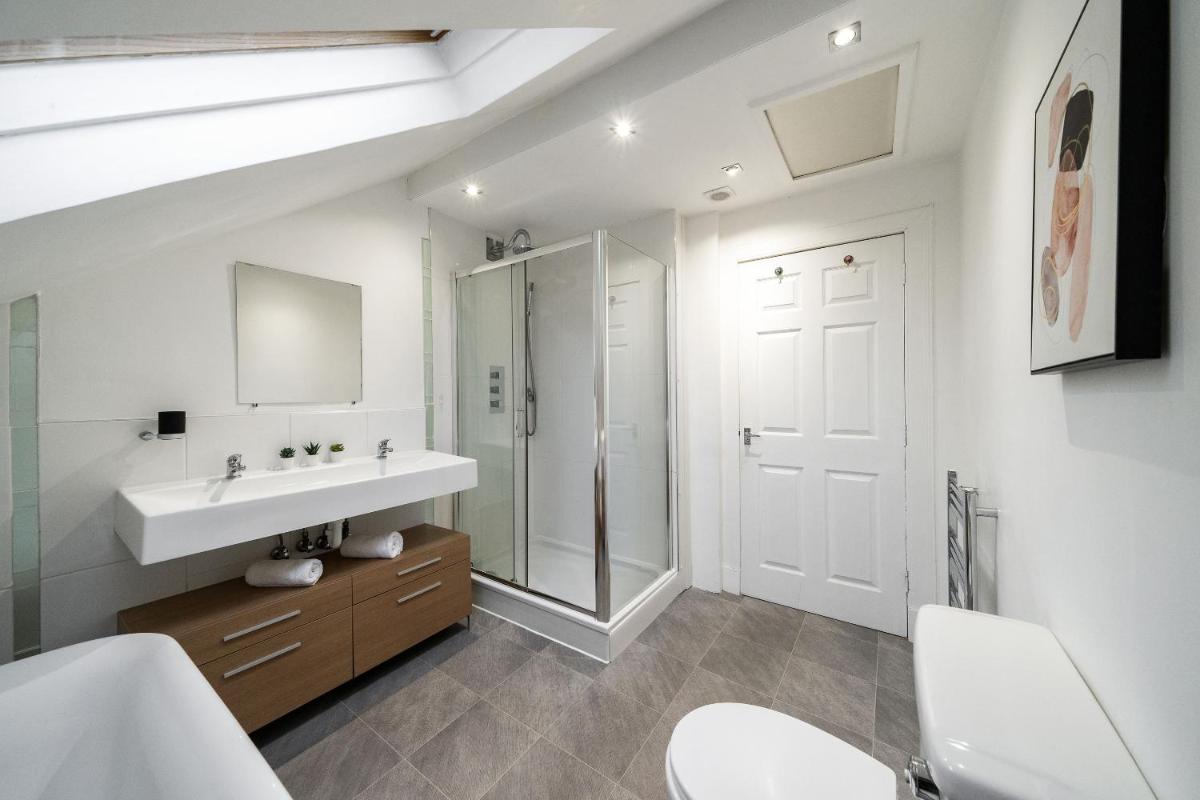 Cross Road Apartment - Housity