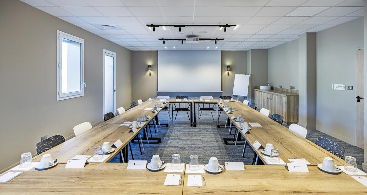 une grande salle de conférence avec une longue table et des chaises dans l'établissement Best Western Coeur de Maurienne Hotel Restaurant & Spa, à Saint-Jean-de-Maurienne 65 autres photos