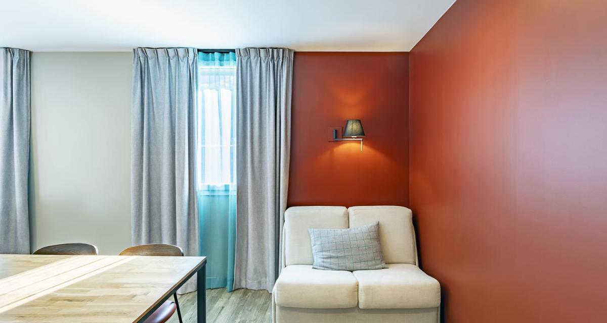 Coin salon dans l'établissement Best Western Coeur de Maurienne Hotel Restaurant & Spa