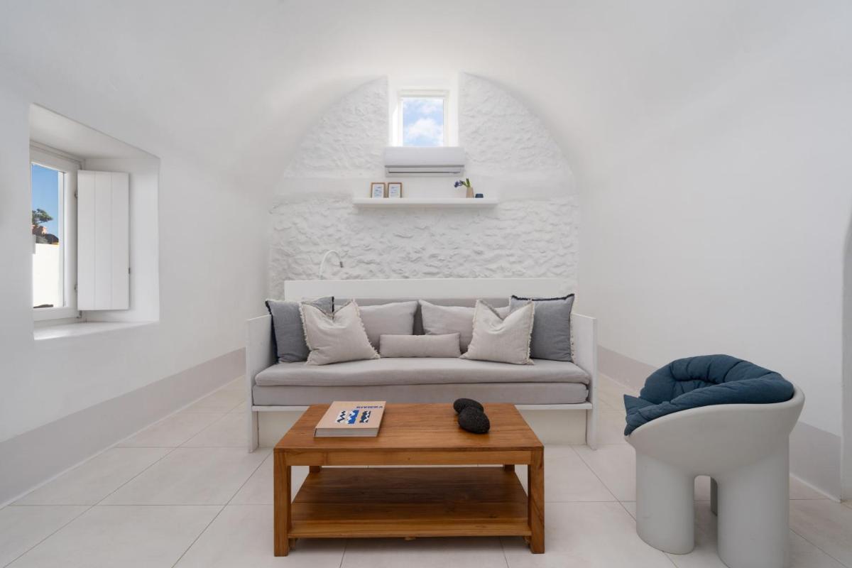 Kalyva Cycladic house - Oia Santorini - Housity