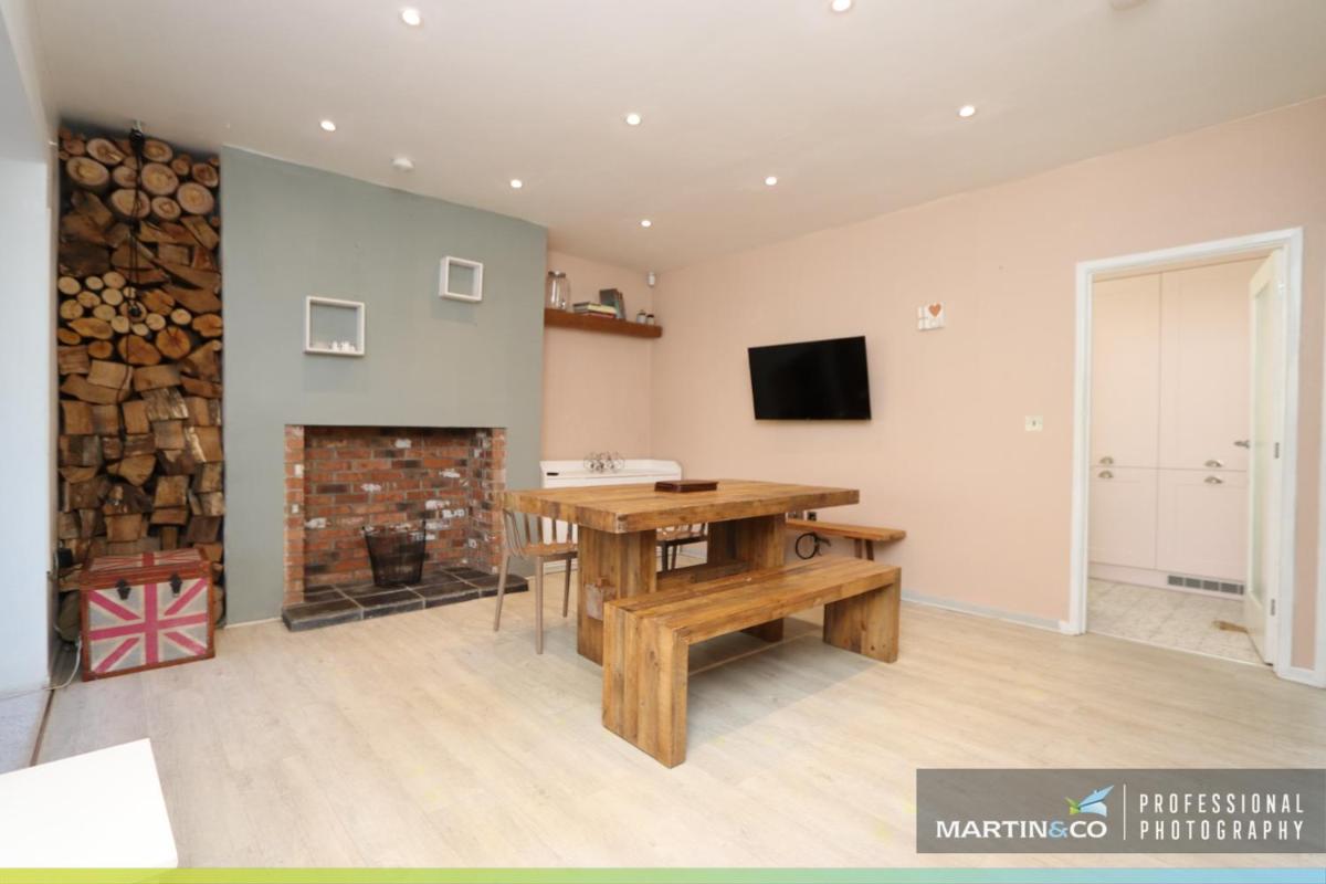 The PINK House , FREE Parking , 3 Bedrooms , Garden , close to M4 and countryside! - Housity