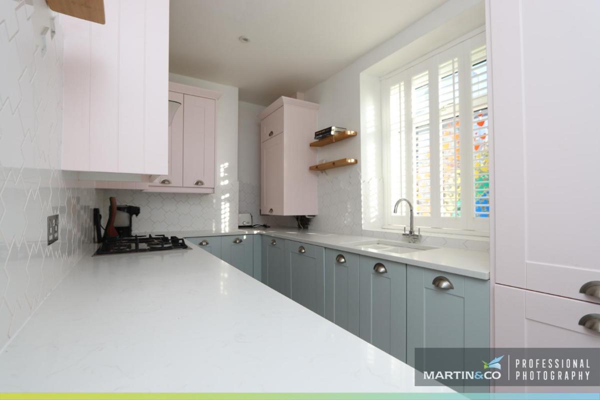 The PINK House , FREE Parking , 3 Bedrooms , Garden , close to M4 and countryside! - Housity
