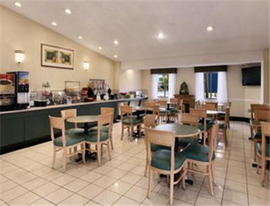 Ramada by Wyndham Columbia - Housity