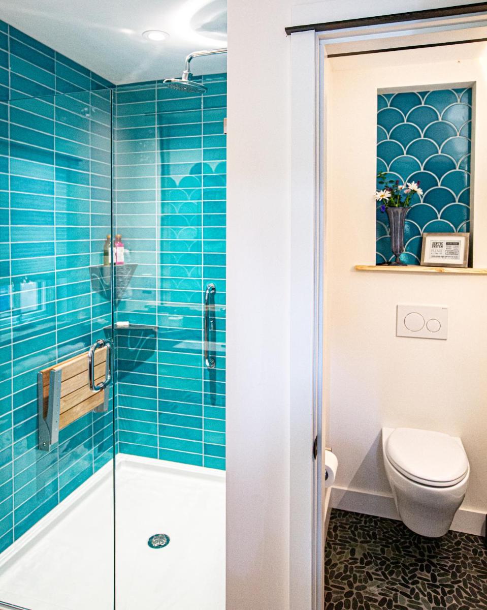 Sungate on Salt Spring - Luxurious Suite with Cedar Hot Tub & View - Housity