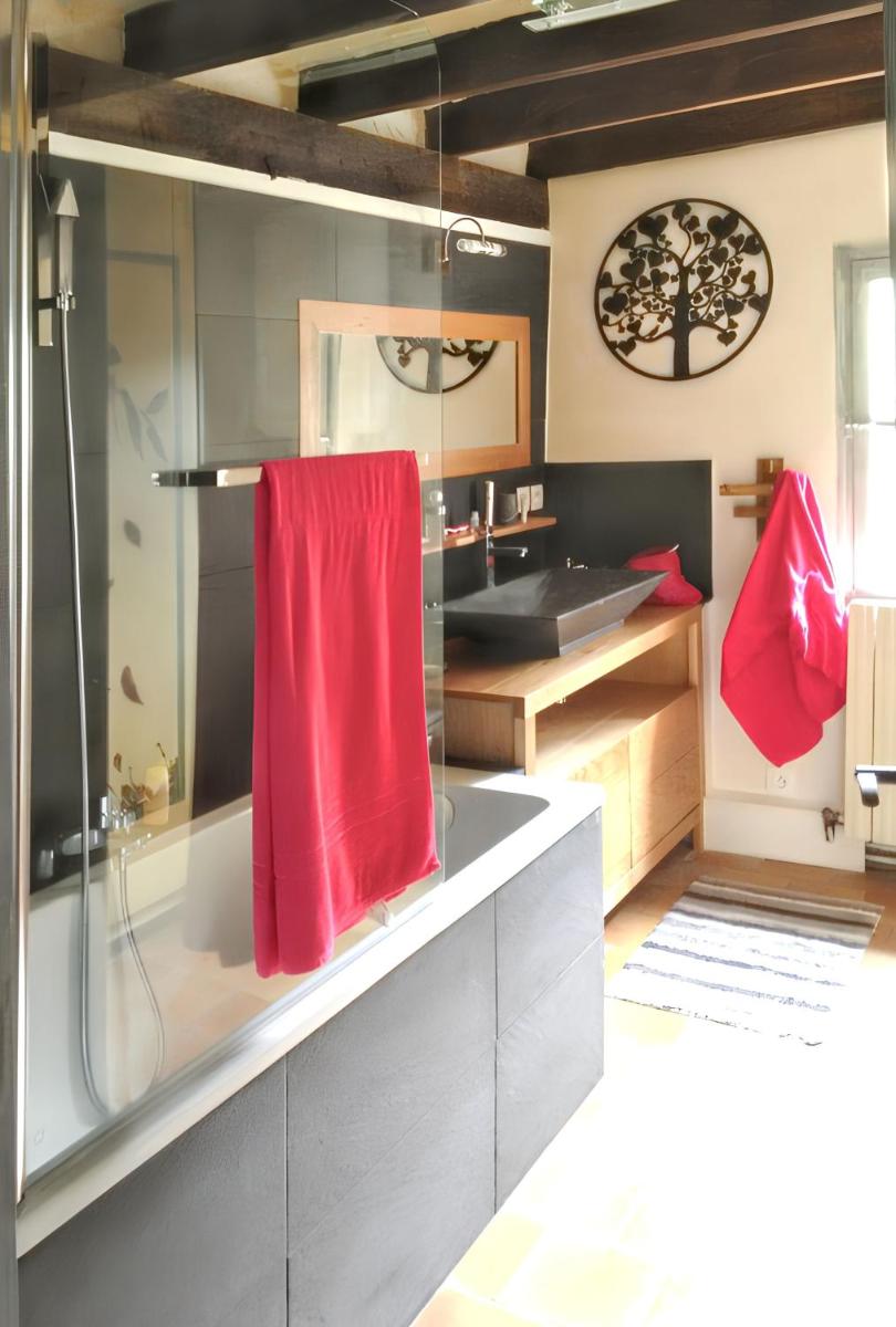 Maison charmante a Saint Julien de la Nef avec piscine partagee - Housity