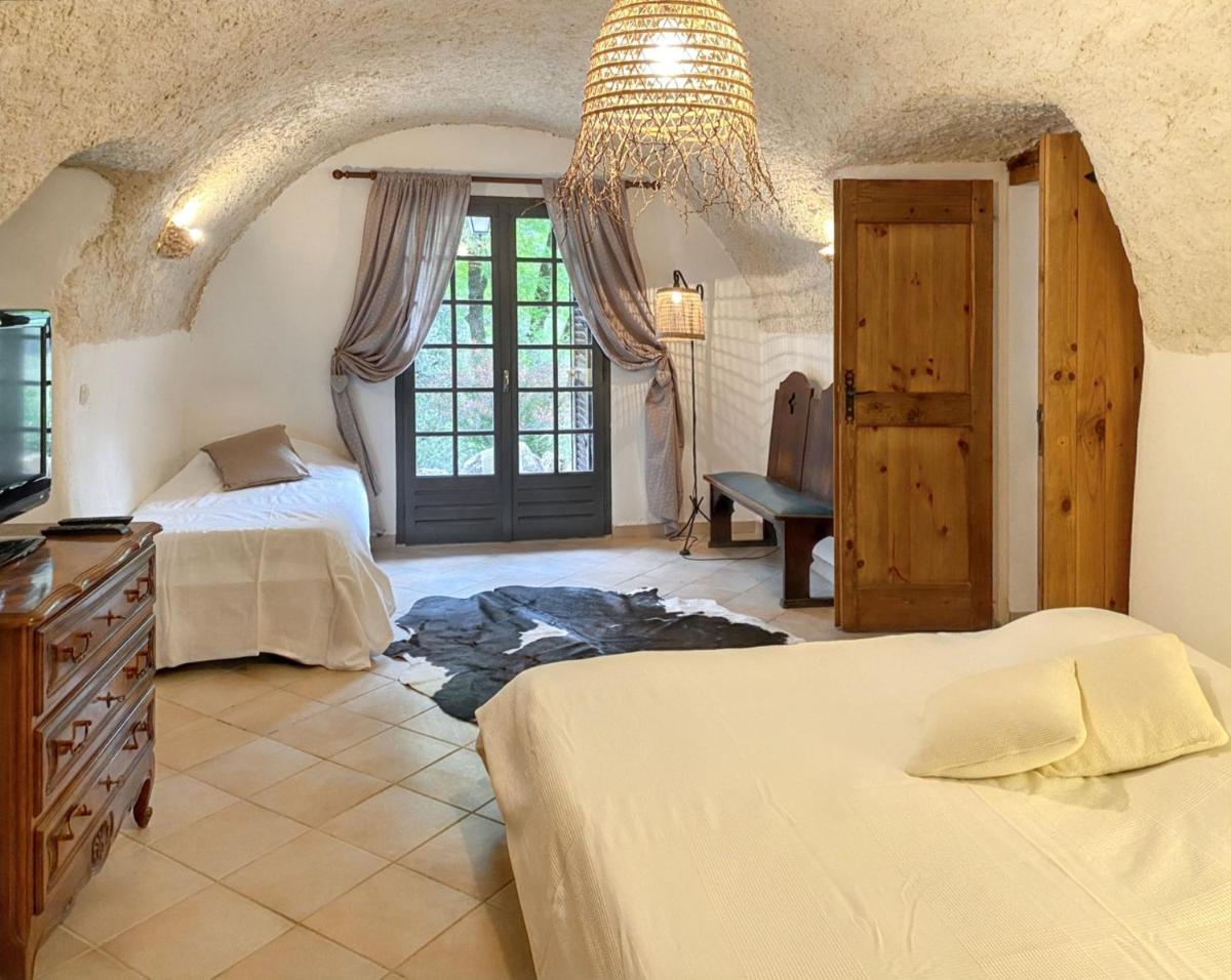 Maison de charme avec piscine partagée à Saint-Julien-de-la-Nef - Housity