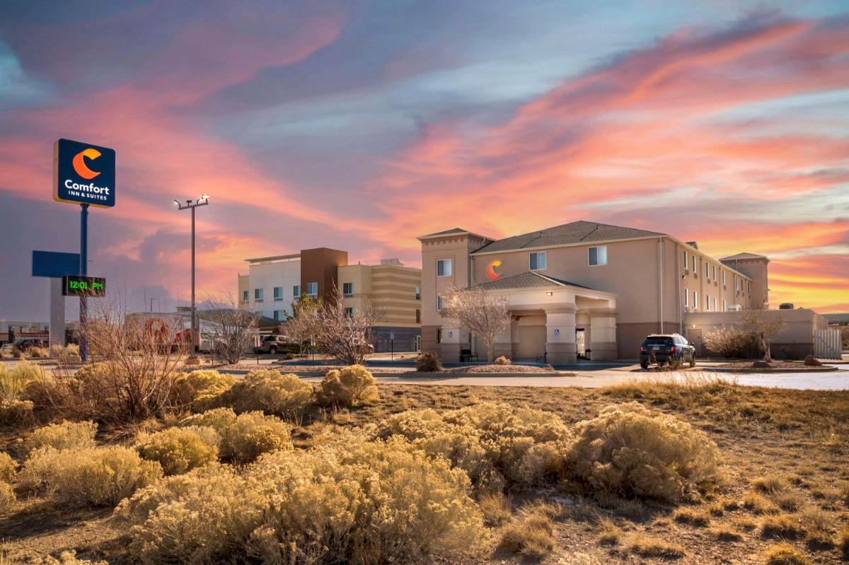 Comfort Inn & Suites - Housity