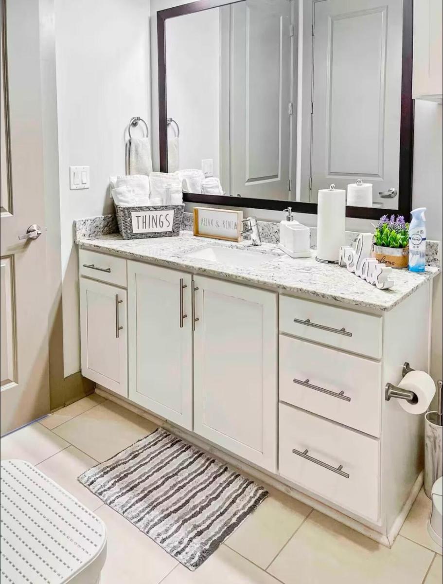 Midtown Oasis with City and Pool View - High Floor - Housity