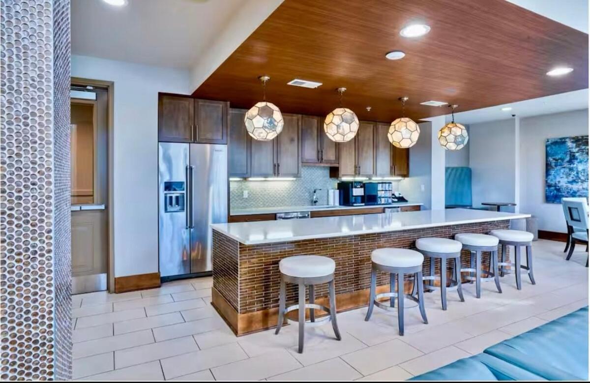 Midtown Oasis with City and Pool View - High Floor - Housity