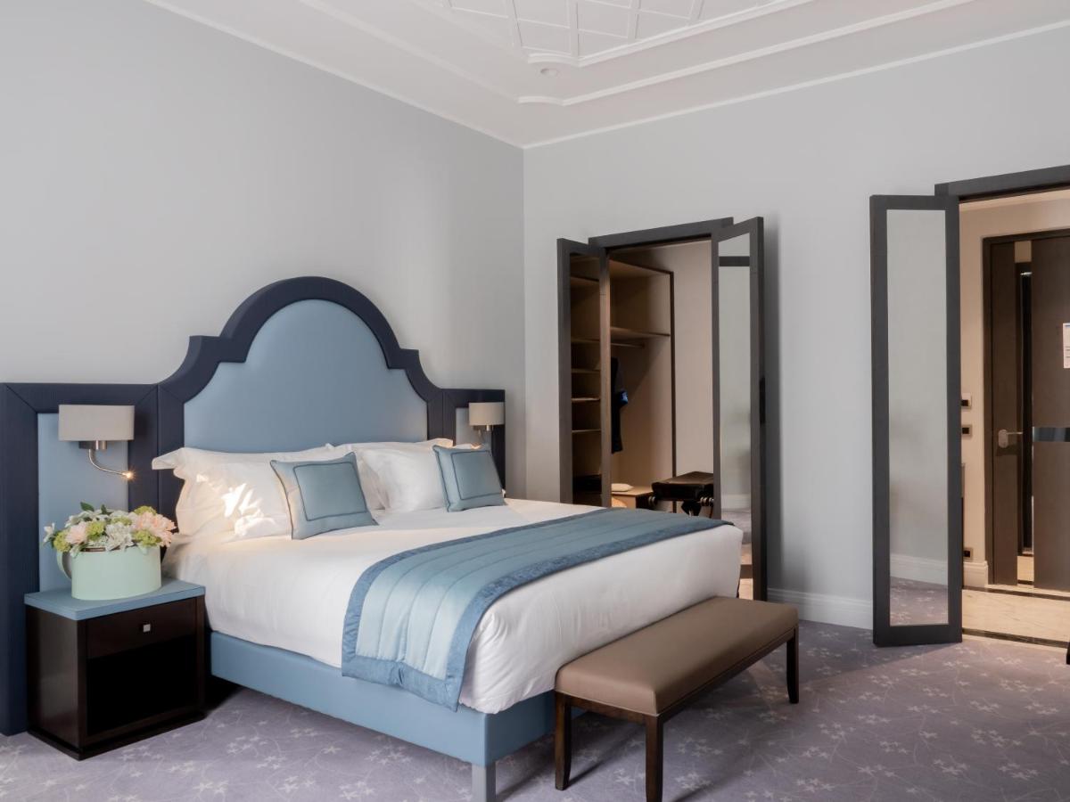 une chambre avec un grand lit et une chaise dans l'établissement Villa Genesis, à Menton 37 autres photos