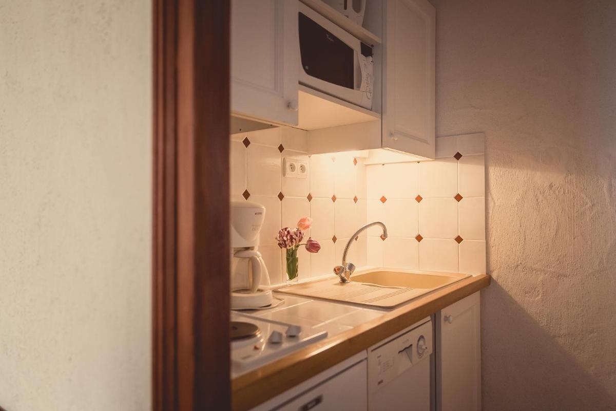 Cuisine ou kitchenette dans l'établissement Eco-Domaine La Fontaine - RESIDENCE-SPA - Plage de la Fontaine aux Bretons