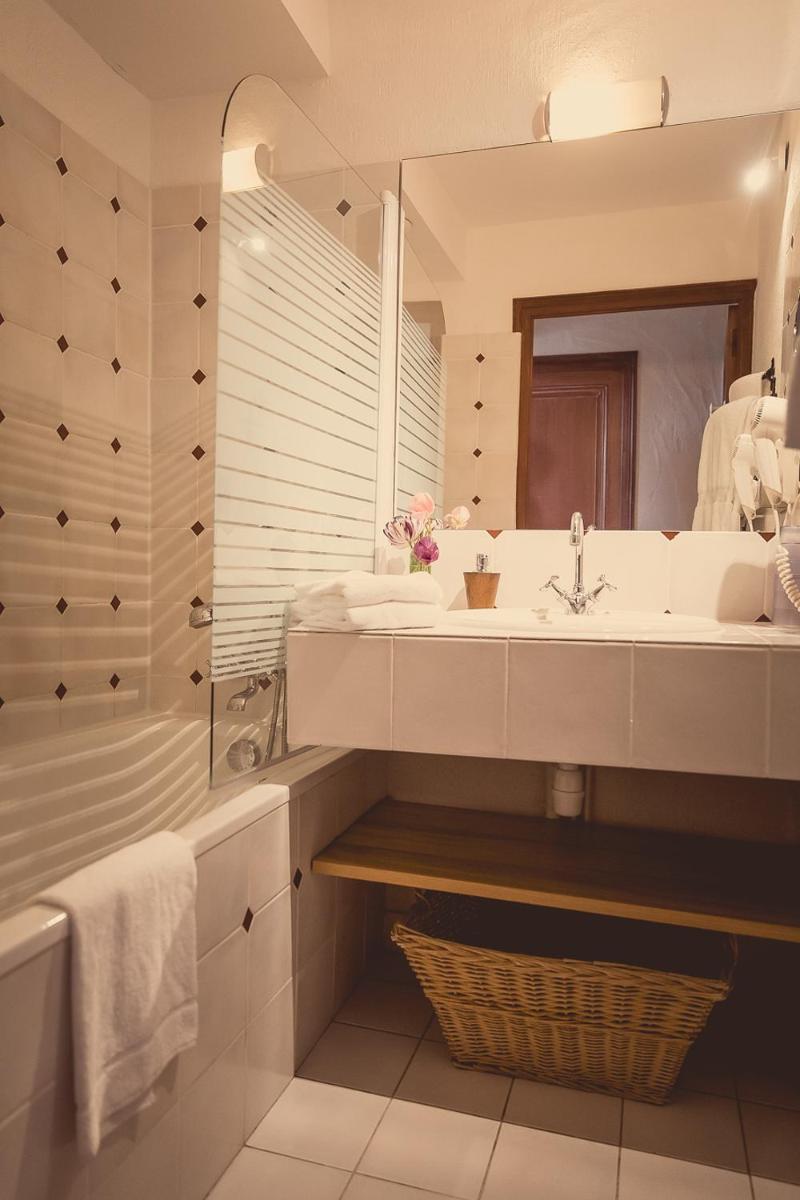 Salle de bains dans l'établissement Eco-Domaine La Fontaine - RESIDENCE-SPA - Plage de la Fontaine aux Bretons