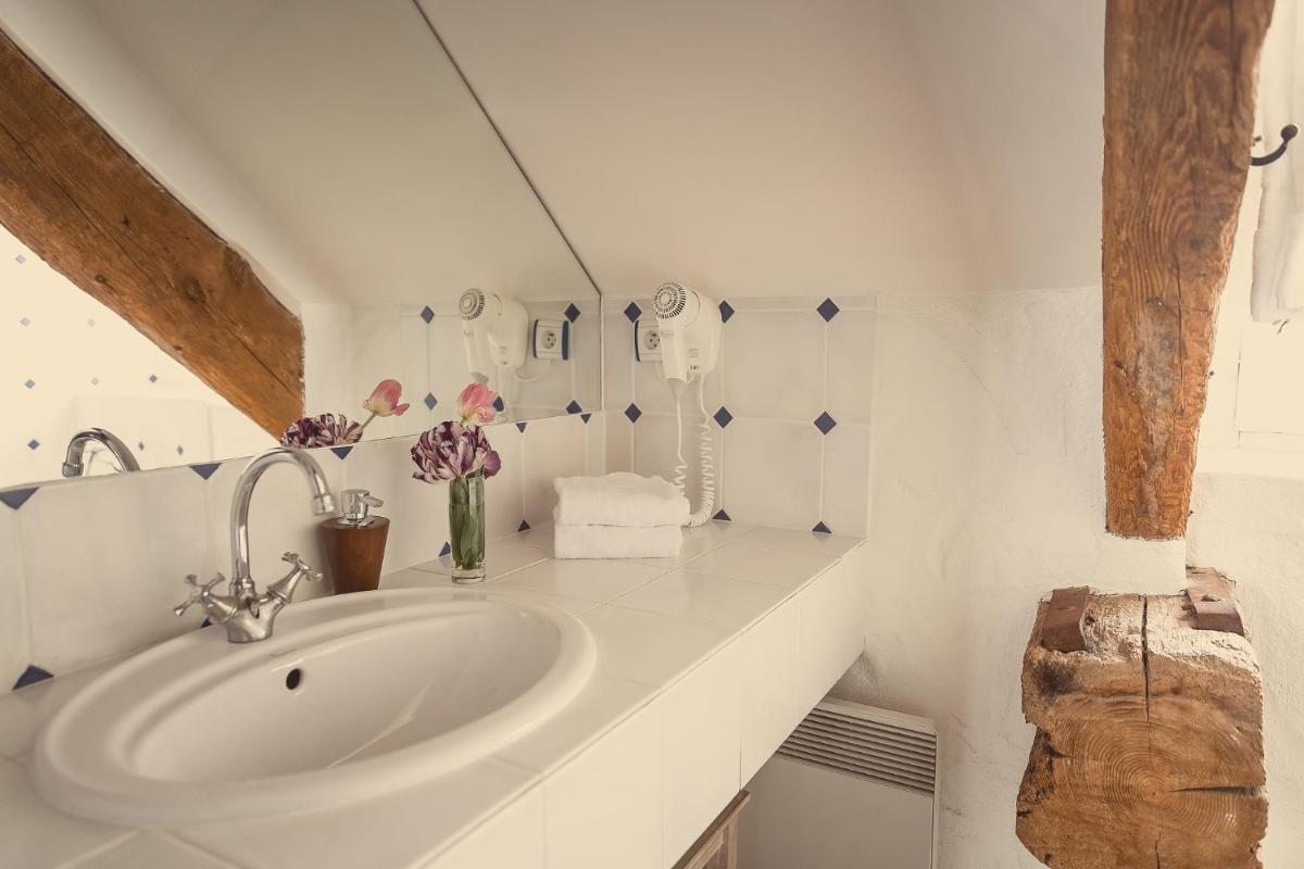 Salle de bains dans l'établissement Eco-Domaine La Fontaine - RESIDENCE-SPA - Plage de la Fontaine aux Bretons