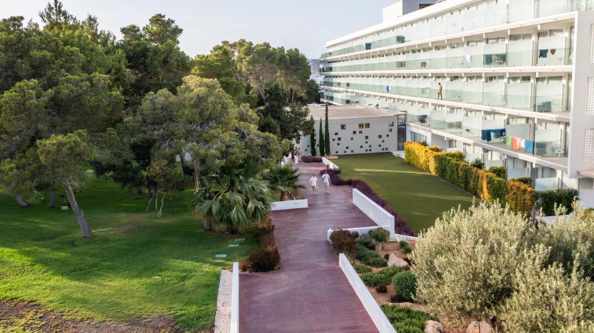 Jardín al aire libre en Els Pins Resort & Spa - Emar Hotels
