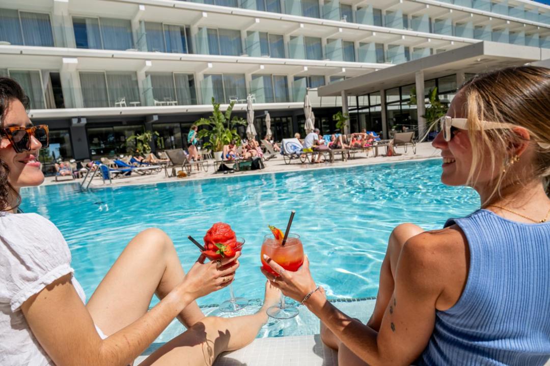Clientes alojados en Els Pins Resort & Spa - Emar Hotels