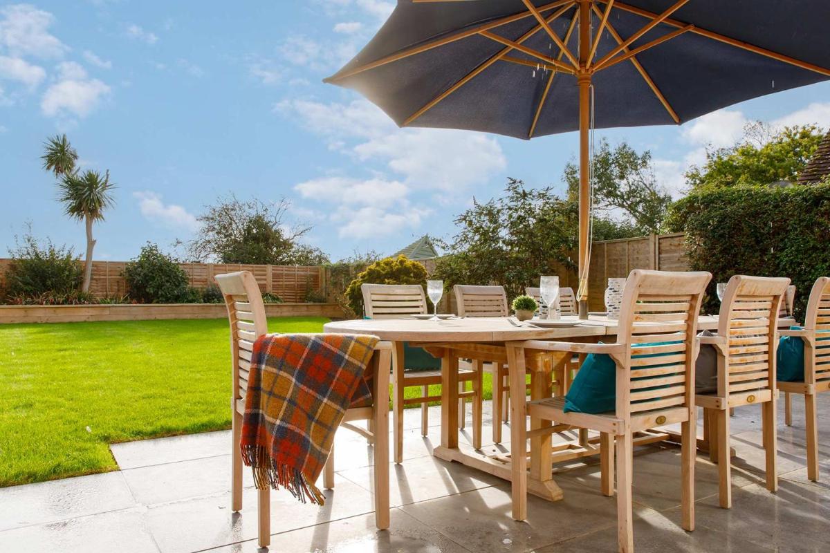 Spacious home for 8 in Witterings - walk to beach - Housity