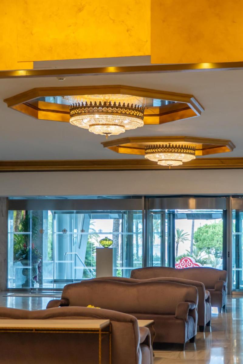 una fila de sillas de cuero marrón en una sala de espera en GPRO Valparaiso Palace & Spa, en Palma de Mallorca